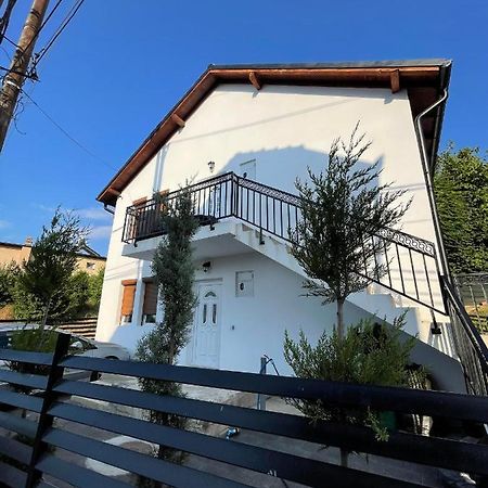 Rock Hostel Prishtine Bagian luar foto